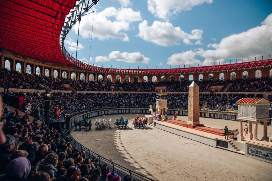 Puy du fou en vendée, venez voir le signe du triomphe et arène depuis le camping les ramiers